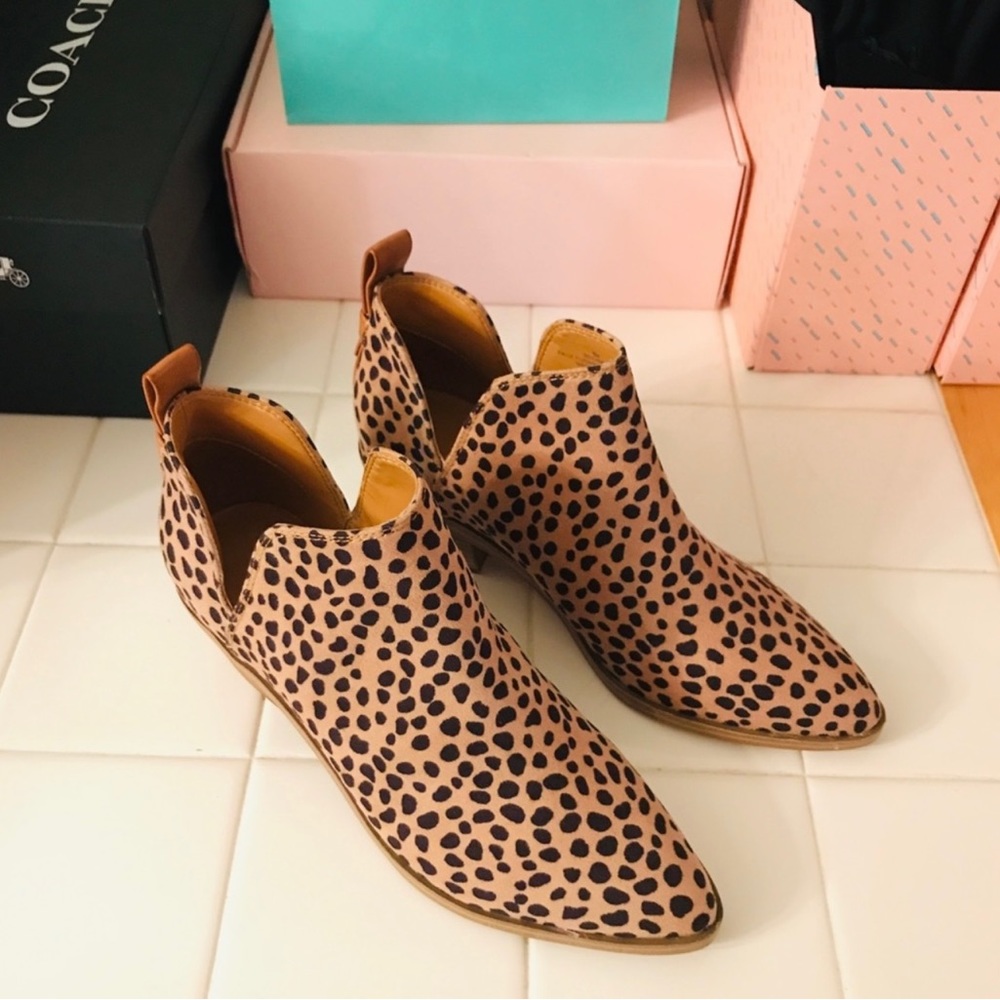 Nine West Dalmatian Print Tan Suede Ankle Booties 6 NWOT